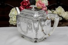 画像2: シルバープレート製 1888年 Atkins Brothers お花のガーランドのティーポット (2)