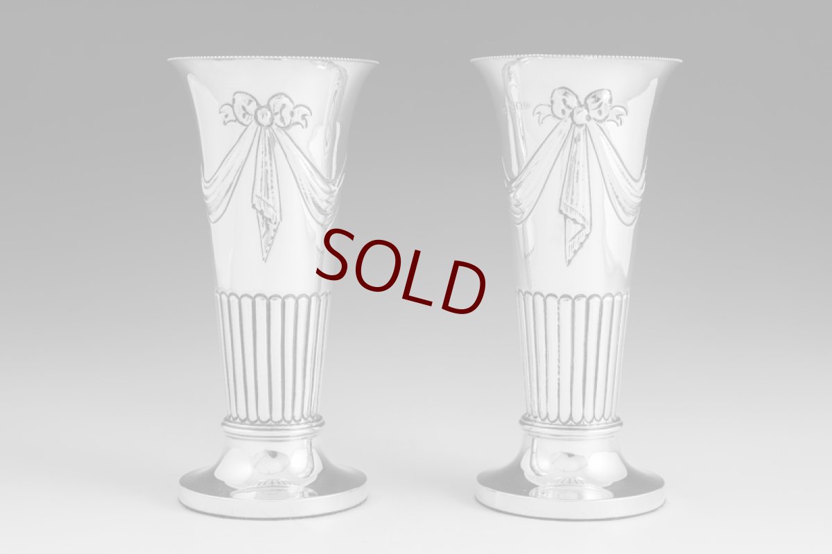 画像1: 純銀製（925）1907年　リボンガーランドの　花瓶　ペアセット (1)