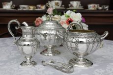 画像1: 純銀製（925）1872年 あざみの葉のチェイシング　ティー3点セット＆シュガートング (1)