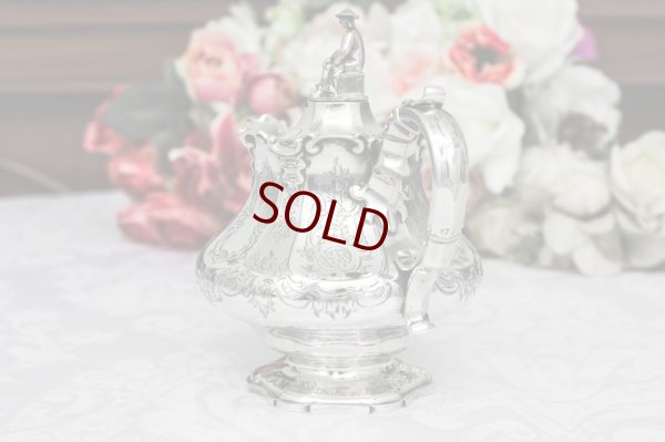 画像2: 純銀製（925）1846年 バーナード制作 スクロールとお花のエングレービング　バチェラーサイズティーポット