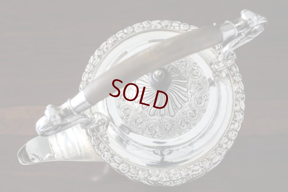 画像9: シルバープレート ハンドフリューテッド　スクロールとお花　バチェラーサイズ　ティーケトル (9)