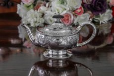 画像1: 純銀製（925）1885年　ハンドチェイス　フラワーガーランド　バチェラーサイズ　ティーポット (1)