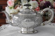 画像5: 純銀製（925）1885年　ハンドチェイス　フラワーガーランド　バチェラーサイズ　ティーポット (5)