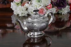 画像2: 純銀製（925）1885年　ハンドチェイス　フラワーガーランド　バチェラーサイズ　ティーポット (2)