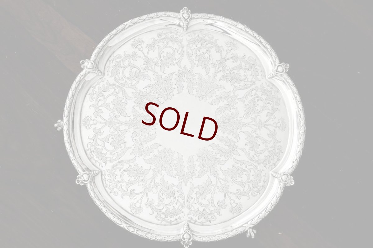 画像1: 純銀製（925）1883年　ケルティック　あざみと葉の手彫り彫刻　26cmサルヴァ (1)