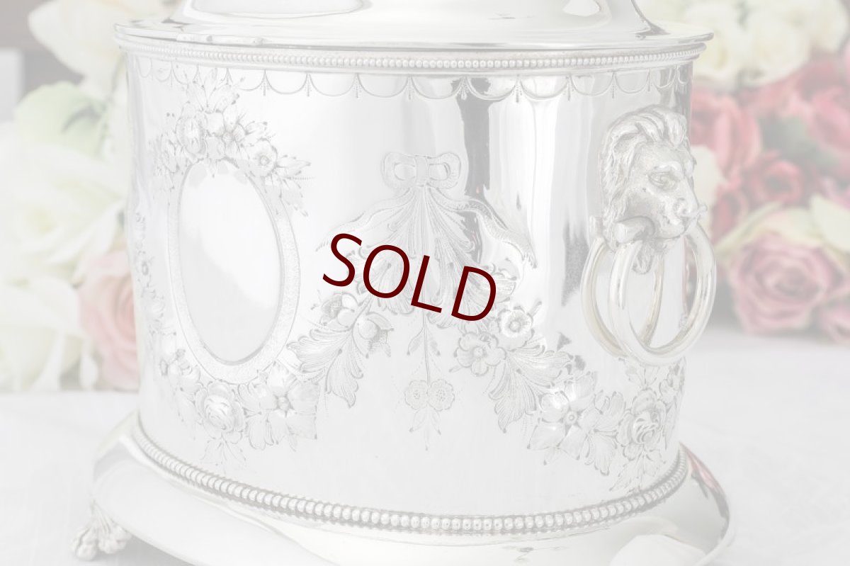 画像2: シルバープレート製　リボンとお花のガーランド　手彫り彫刻　ビスケットボックス (2)