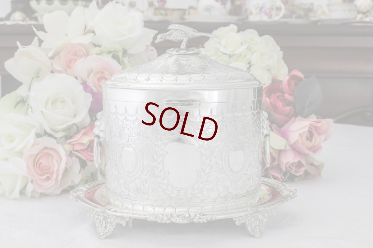 画像10: シルバープレート製　ヴィクトリア時代後期　お花の打ち出し　手彫り彫刻　ビスケットボックス (10)