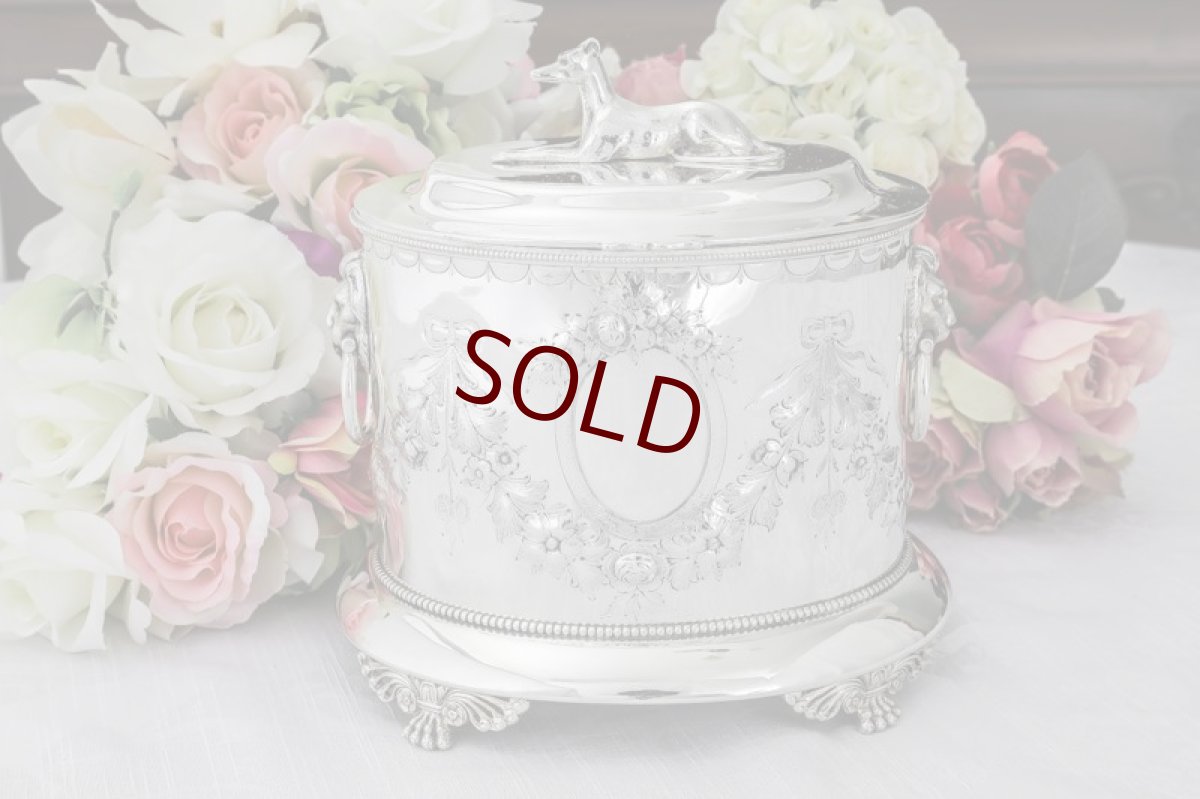 画像1: シルバープレート製　リボンとお花のガーランド　手彫り彫刻　ビスケットボックス (1)