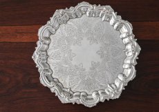 画像1: シルバープレート　ヴィクトリア時代後期　お花とスクロールのフラットチェイシング 27cm サルヴァ  (1)