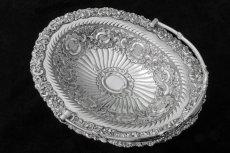 画像2: シルバープレート製　ヴィクトリア時代中後期　お花とスクロールのケーキバスケット (2)