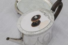 画像4: シルバープレート製 ヴィクトリア時代中期　リボンガーランド　バチェラーサイズ　ティーポット＆スタンド (4)