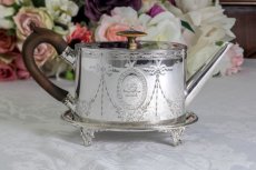 画像2: シルバープレート製 ヴィクトリア時代中期　リボンガーランド　バチェラーサイズ　ティーポット＆スタンド (2)