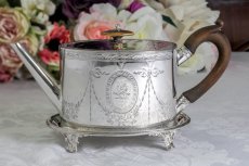 画像1: シルバープレート製 ヴィクトリア時代中期　リボンガーランド　バチェラーサイズ　ティーポット＆スタンド (1)