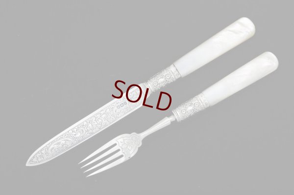 画像4: 純銀製（925）アンティークシルバー　1898年　白蝶貝ハンドル　手彫り美彫刻　デザートカトラリー　6組セット