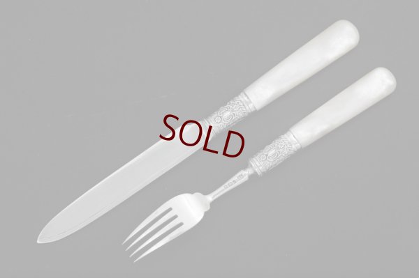 画像5: 純銀製（925）アンティークシルバー　1898年　白蝶貝ハンドル　手彫り美彫刻　デザートカトラリー　6組セット