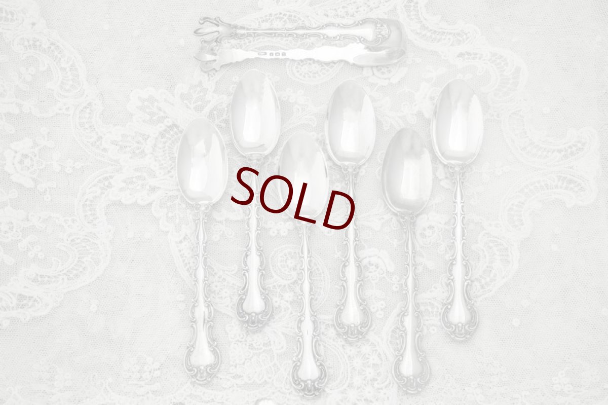 画像2: 純銀製（925）アンティークシルバー　1912年　スクロール装飾のフリル付きティースプーン6本 & シュガートングセット  (2)