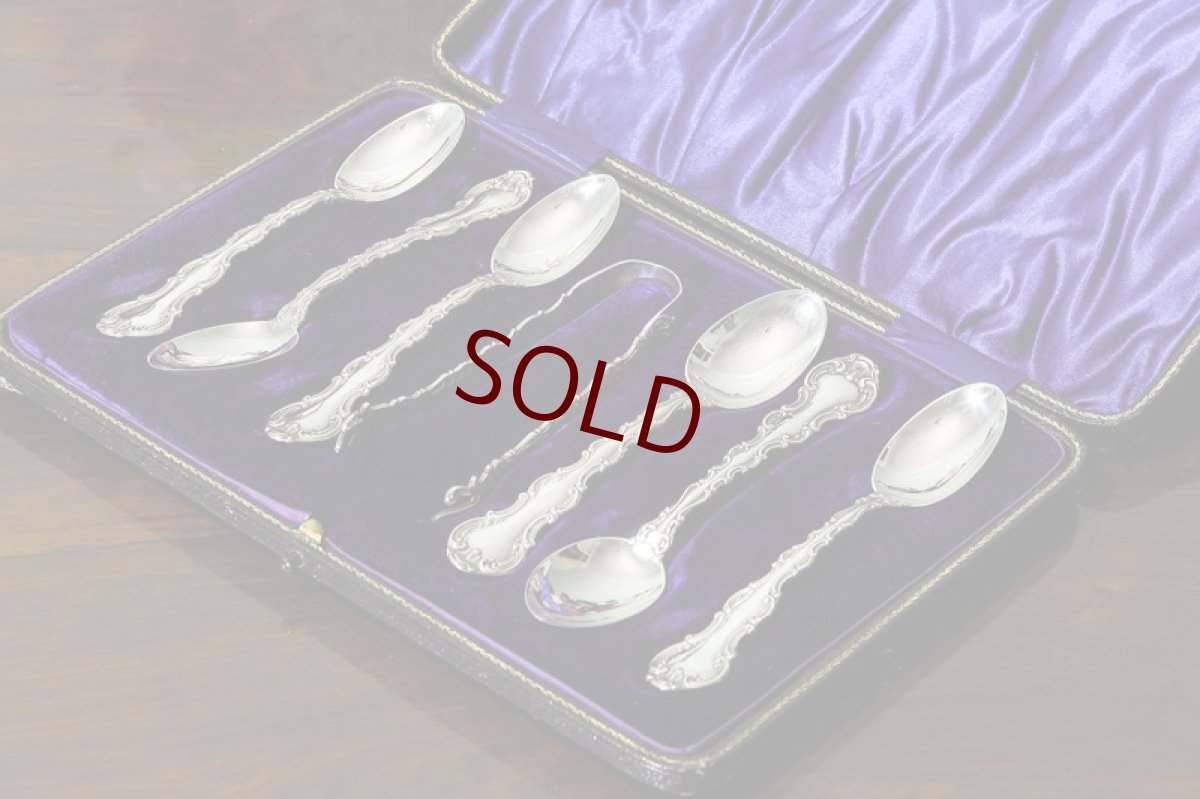 画像1: 純銀製（925）アンティークシルバー　1912年　スクロール装飾のフリル付きティースプーン6本 & シュガートングセット  (1)