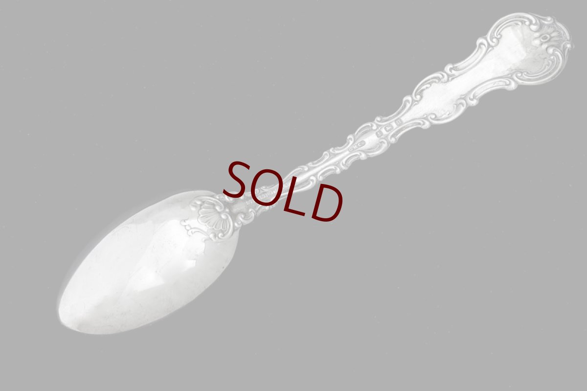 画像5: 純銀製（925）アンティークシルバー　1912年　スクロール装飾のフリル付きティースプーン6本 & シュガートングセット  (5)