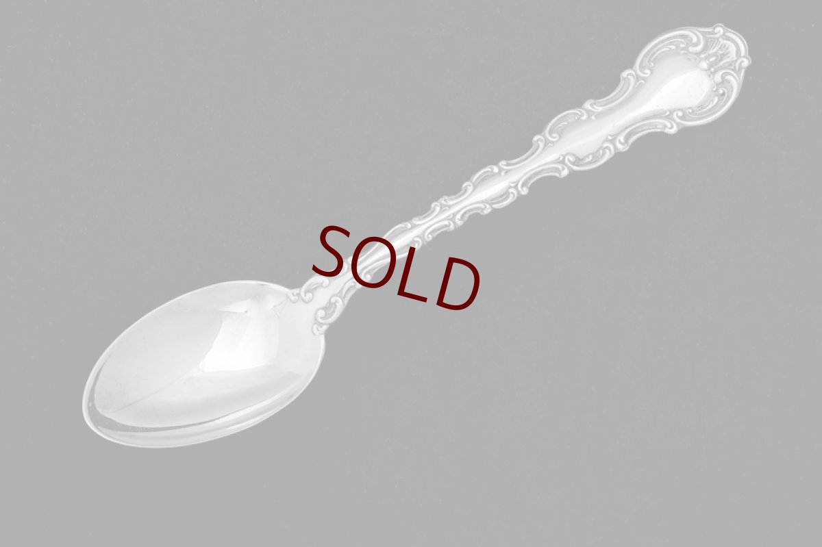 画像4: 純銀製（925）アンティークシルバー　1912年　スクロール装飾のフリル付きティースプーン6本 & シュガートングセット  (4)