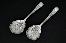画像1: 純銀製（925）アーツ＆クラフツ　お花の彫刻　ペアジャムスプーンセット (1)