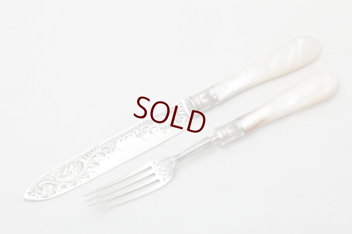 画像2: 純銀製（925）1901年　美彫刻　白蝶貝ハンドル　ケーキナイフ＆フォークセット (2)