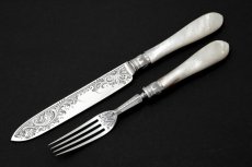 画像1: 純銀製（925）1901年　美彫刻　白蝶貝ハンドル　ケーキナイフ＆フォークセット (1)