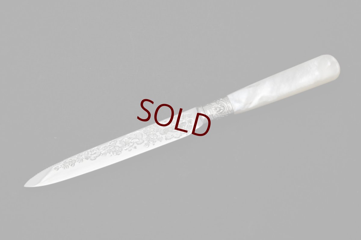 画像4: 純銀製（925）アンティークシルバー　1898年　白蝶貝ハンドル　手彫り美彫刻　ティーナイフ6本セット (4)