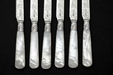 画像3: 純銀製（925）アンティークシルバー　1898年　白蝶貝ハンドル　手彫り美彫刻　ティーナイフ6本セット (3)