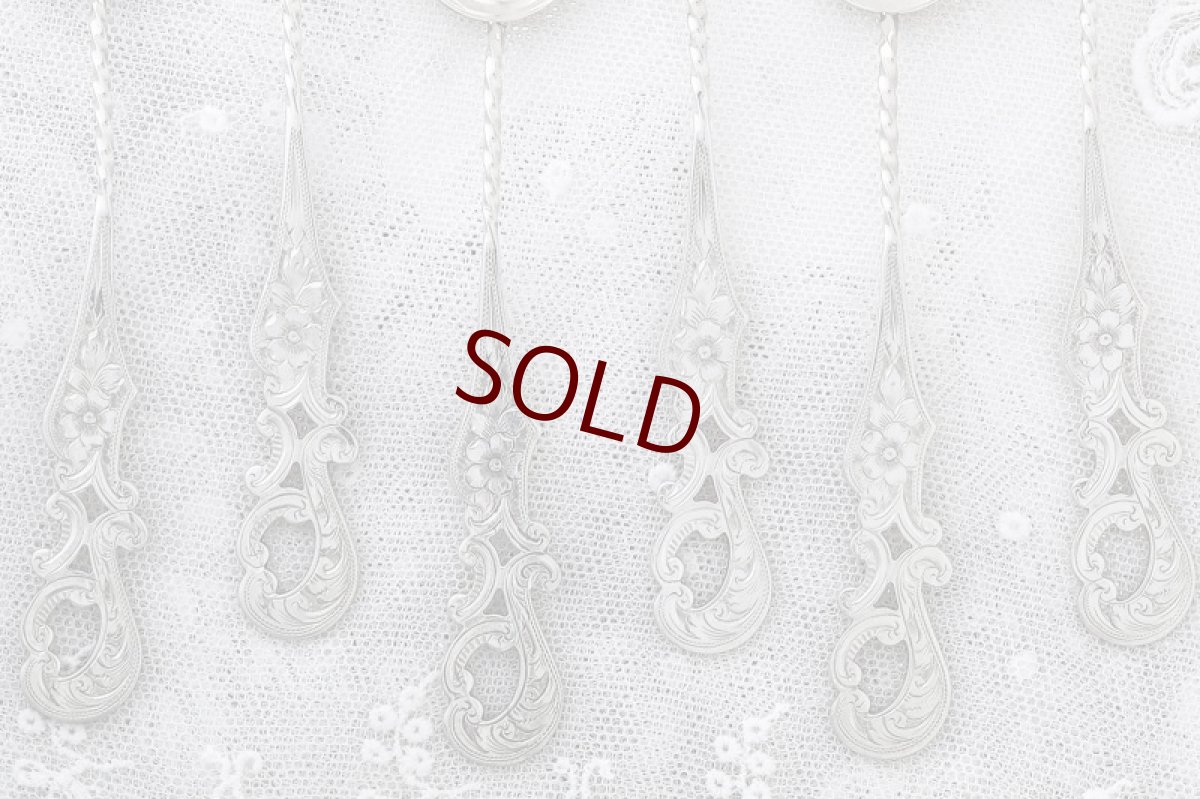 画像1: 純銀製（925）1902年　ロココ風お花とスクロールの透かし細工ティースプーン6本セット (1)