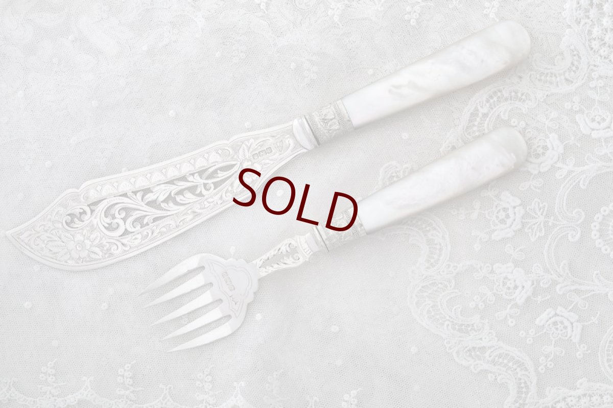 画像1: 純銀製（925）アンティークシルバー　1907年　ロココスタイル　白蝶貝ハンドル　透かし細工　サーバー  (1)