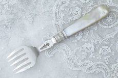 画像7: 純銀製（925）アンティークシルバー　1907年　ロココスタイル　白蝶貝ハンドル　透かし細工　サーバー  (7)