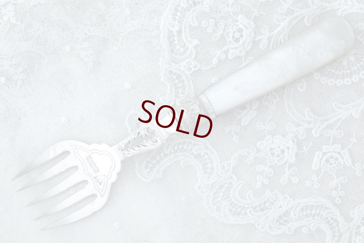 画像6: 純銀製（925）アンティークシルバー　1907年　ロココスタイル　白蝶貝ハンドル　透かし細工　サーバー  (6)