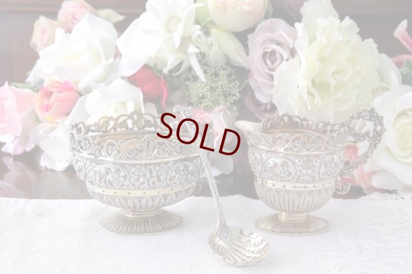 画像2: 純銀製（925）1891年　ハイヴィクトリアン/ロココスタイル　ハンドチェイシング　デザート用　シュガー、クリーム＆シフタースプーンセット 