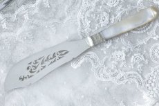 画像5: 純銀製（925）アンティークシルバー　1907年　ロココスタイル　白蝶貝ハンドル　透かし細工　サーバー  (5)