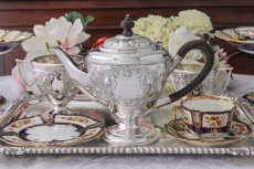 画像1: シルバープレート製　ヴィクトリア時代後期　ハンドチェイシング　お花のティー3点セット (1)