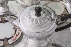画像5: シルバープレート製　ヴィクトリア時代後期　ハンドチェイシング　お花のティー3点セット (5)