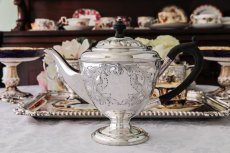 画像2: シルバープレート製　ヴィクトリア時代後期　ハンドチェイシング　お花のティー3点セット (2)