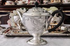 画像3: シルバープレート製　ヴィクトリア時代後期　ハンドチェイシング　お花のティー3点セット (3)