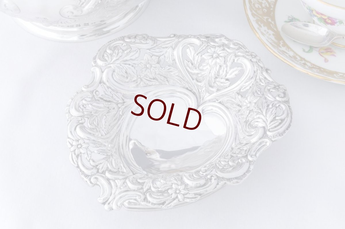 画像2: 純銀製（925）1892年　ハート型　お花の透かし細工ボンボンディッシュ (2)