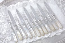 画像2: シルバープレート製1900年ごろ　白蝶貝　お花の彫刻　デザートカトラリー6組セット (2)