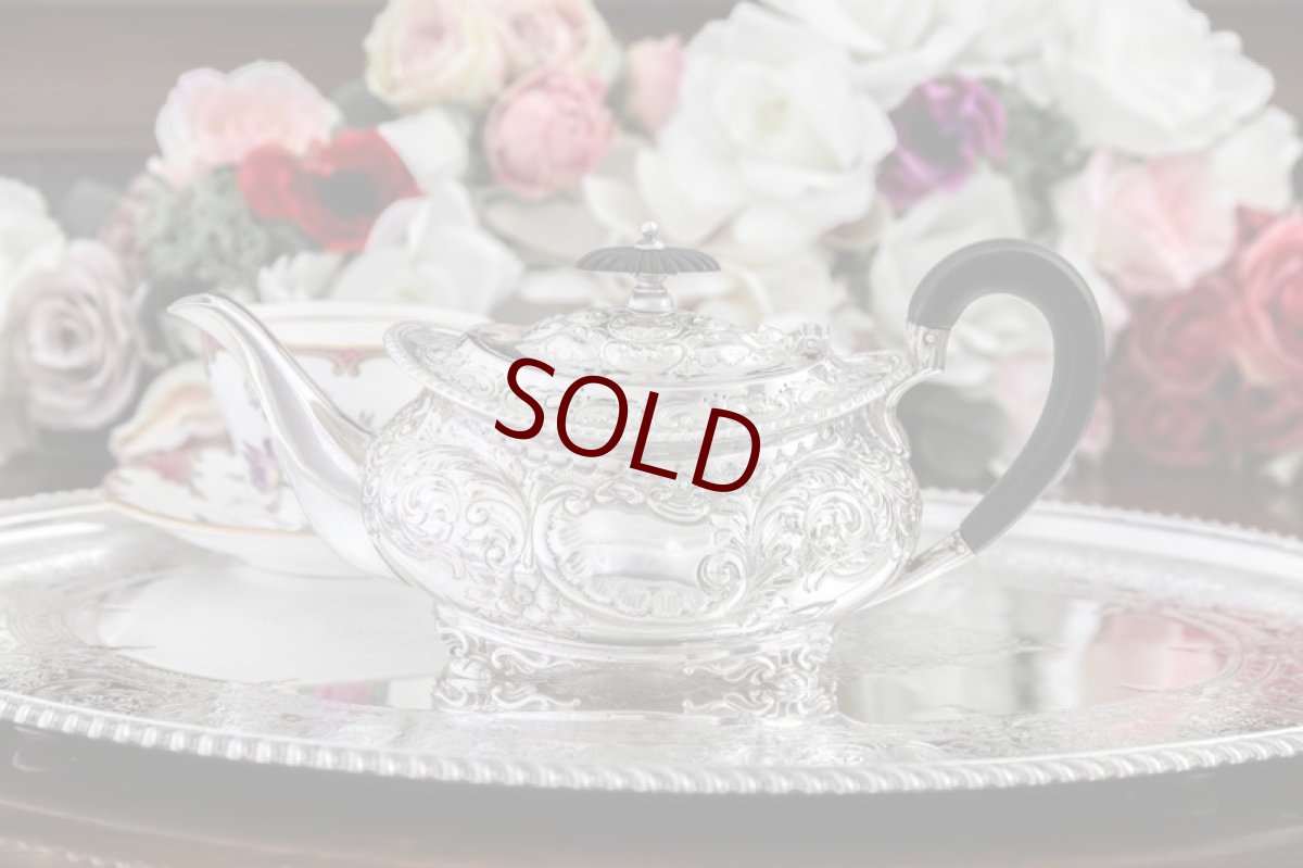 画像1: シルバープレート製　ヴィクトリア時代　Atkins Bros.お花とスクロールの手彫り彫刻　バチェラーサイズ　ティーポット (1)