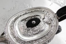 画像9: シルバープレート製　ヴィクトリア時代　Atkins Bros.お花とスクロールの手彫り彫刻　バチェラーサイズ　ティーポット (9)