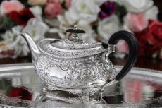 画像4: シルバープレート製　ヴィクトリア時代　Atkins Bros.お花とスクロールの手彫り彫刻　バチェラーサイズ　ティーポット (4)