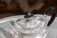 画像7: シルバープレート製　ヴィクトリア時代　Atkins Bros.お花とスクロールの手彫り彫刻　バチェラーサイズ　ティーポット (7)