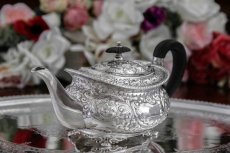 画像3: シルバープレート製　ヴィクトリア時代　Atkins Bros.お花とスクロールの手彫り彫刻　バチェラーサイズ　ティーポット (3)