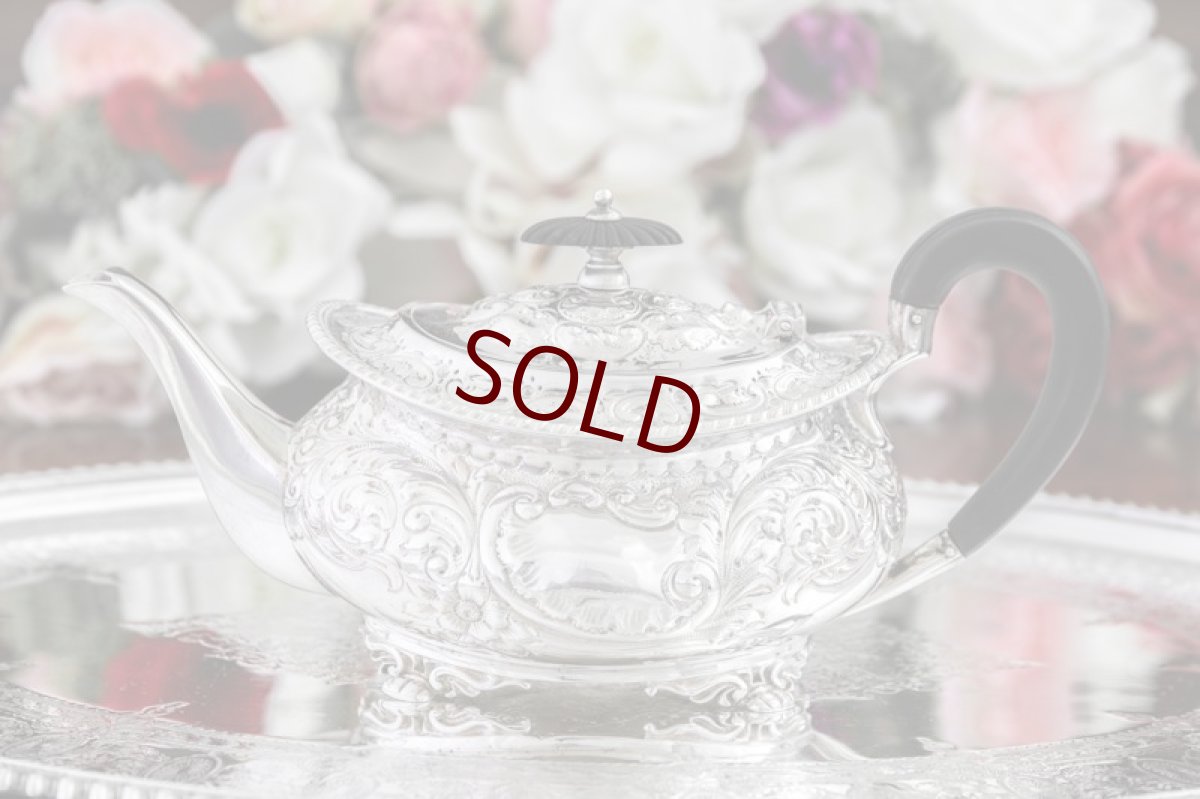 画像2: シルバープレート製　ヴィクトリア時代　Atkins Bros.お花とスクロールの手彫り彫刻　バチェラーサイズ　ティーポット (2)