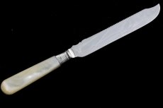 画像4: 純銀製（925）1923年　美彫刻　白蝶貝ハンドル　ケーキナイフ (4)