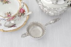 画像2: 純銀製（925）1992年　ロココ調透かし細工　ティーストレイナー＆スタンド (2)