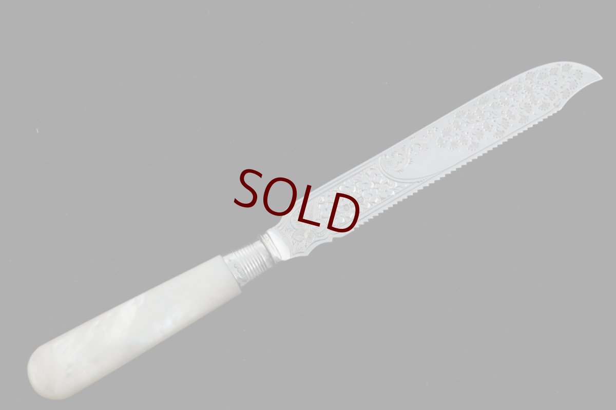 画像3: 純銀製（925）1923年　美彫刻　白蝶貝ハンドル　ケーキナイフ (3)