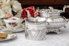 画像1: 純銀製（925）1896年　ハンドチェイス　フルーテッド　ティーキャディー  (1)